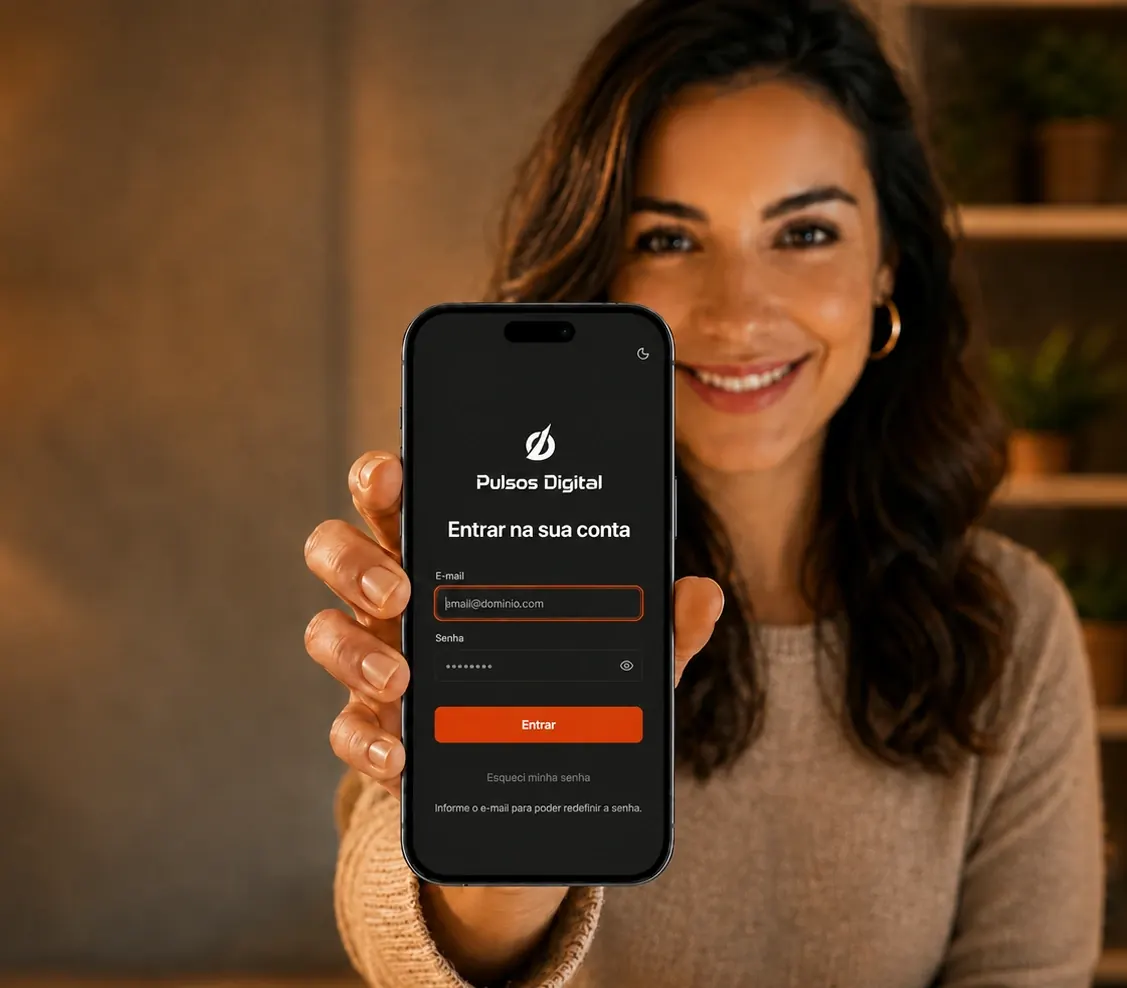 Cliente do Pulsos Digital mostrando o CRM aberto no celular, ao lado da oferta de CRM completo